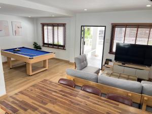 TV/trung tâm giải trí tại 4 Bedroom Pool Villa, Cozy House, Wonnapha Beach, Bangsaen