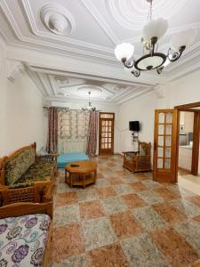 Posezení v ubytování Maisons de Vacances et des appartements a Jijel + 25 fotografií