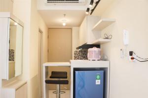 Η κουζίνα ή μικρή κουζίνα στο Nice and Homey Studio Tokyo Riverside PIK 2 Apartment By Travelio
