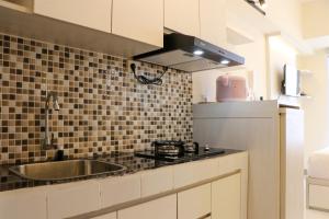 Η κουζίνα ή μικρή κουζίνα στο Nice and Homey Studio Tokyo Riverside PIK 2 Apartment By Travelio +13 φωτογραφίες