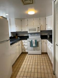 Magic Sands Beach view, 2B2B, AC, Pool, Sleeps 6的厨房或小厨房
