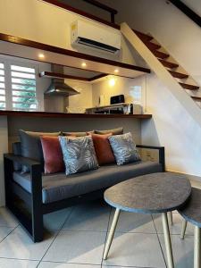 ein Wohnzimmer mit Sofa und Tisch in der Unterkunft corail vert in La Saline Les hauts 