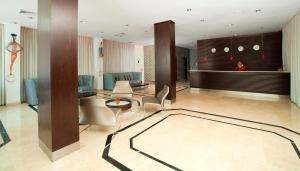 eine Lobby mit einem Wohnzimmer in der Unterkunft Radisson San Isidro Hotel & Suites in Lima