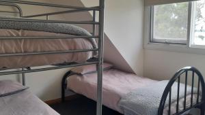 Ένα ή περισσότερα κρεβάτια σε δωμάτιο στο Amazing Ansons Bay remote paradise for the family in the Bay of Fires area