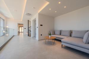 ArtCotel Luxury Villa في مدينة ريثيمنو: غرفة معيشة بها أريكة وطاولة