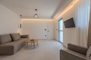 ArtCotel Luxury Villa في مدينة ريثيمنو: غرفة معيشة بها أريكة وطاولة +52 صورة