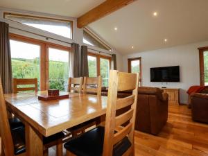 a living room with a wooden dining room table at 1 Hedgerows in Looe