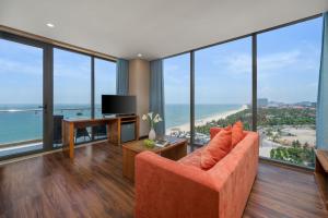 TV a/nebo společenská místnost v ubytování Yarra Ocean Suites Danang