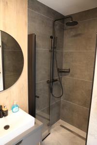 Koupelna v ubytování 2 pok Apartament Bryza 150m od jeziora