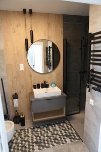 Koupelna v ubytování 2 pok Apartament Bryza 150m od jeziora