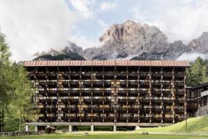 Cảnh núi rừng hoặc tầm nhìn ra núi từ khách sạn