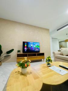 TV a/nebo společenská místnost v ubytování Eaton Service Apartment at KLCC