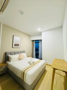 Postel nebo postele na pokoji v ubytování Eaton Service Apartment at KLCC