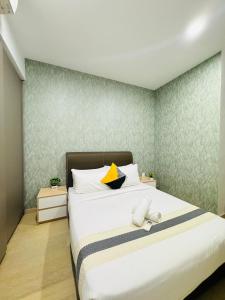 Postel nebo postele na pokoji v ubytování Eaton Service Apartment at KLCC