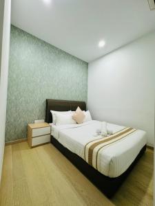 Postel nebo postele na pokoji v ubytování Eaton Service Apartment at KLCC