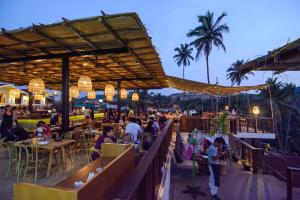 Um restaurante ou outro lugar para comer em Antares Beach Resort, Vagator