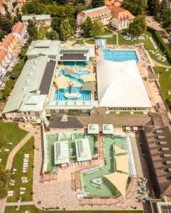 Bazén v ubytovaní Aqua Hotel Termál alebo v jeho blízkosti