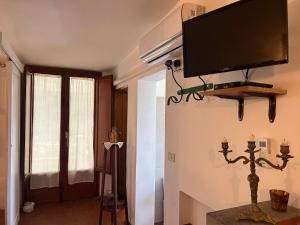 TV a/nebo společenská místnost v ubytování Massaciuccoli Romana