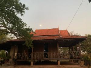 a house with a porch and a roof at Chanmolfarmstay in Phumĭ Chŭb Chănt Sâr