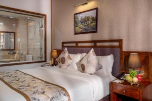 Postel nebo postele na pokoji v ubytování Canvas Sapa Legend Hotel