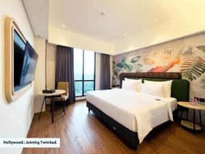 Luminor Hotel Padjadjaran Bogor by WH房間的床