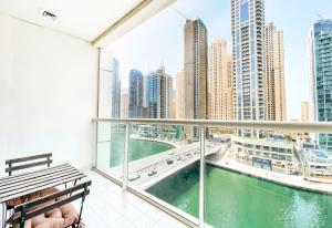 Fotografie z fotogalerie ubytování Beautiful Marina Views One Bedroom Apartment with two balconies v Dubaji