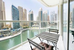 Fotografie z fotogalerie ubytování Beautiful Marina Views One Bedroom Apartment with two balconies v Dubaji