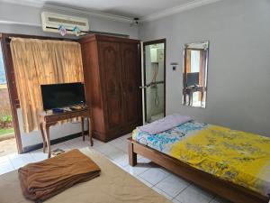 TV a/nebo společenská místnost v ubytování Nawasena homestay -jepara residence-