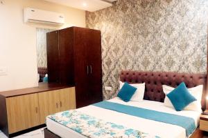 A bed or beds in a room at RBS Hotel & Restaurant 5 mint walking distance from Ram Janam Bhumi