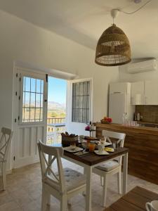 Santa Teresa Bed & Breakfast Andalusien的厨房或小厨房