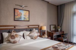 Postel nebo postele na pokoji v ubytování Canvas Sapa Legend Hotel