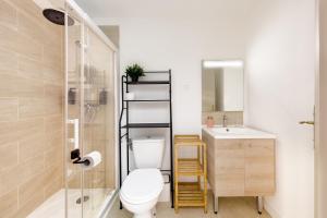 a bathroom with a toilet and a sink at Charmante Cocotte in Barentin