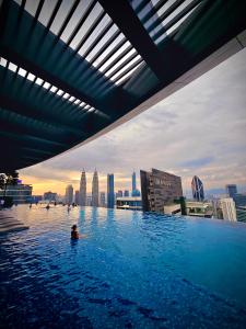 Bazén v ubytování Eaton Service Apartment at KLCC nebo v jeho okolí