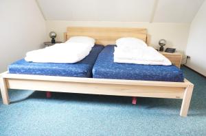 En eller flere senge i et værelse på Kustverhuur, Park Schoneveld Stern 265