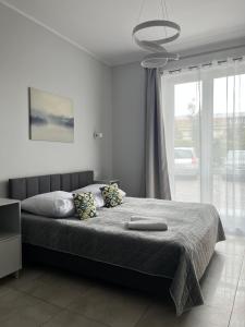 ein Schlafzimmer mit einem Bett und einem großen Fenster in der Unterkunft Jesion in Inowrocław