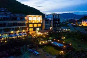 un gran edificio con luces en una ciudad por la noche en Geojae Mins Pension, en Geoje 2 fotos más