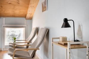 a room with two chairs and a desk with a lamp at Yeoncheon Shineunsigan Pension in Yeoncheon
