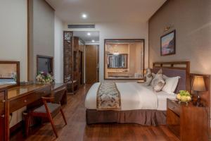 Postel nebo postele na pokoji v ubytování Canvas Sapa Legend Hotel
