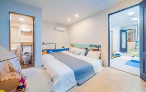 a bedroom with a large bed and a bathroom at Gapyeong Tiamo Kids Poolvilla in Kwanch'ŏng-ni
