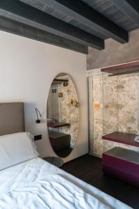 Ένα ή περισσότερα κρεβάτια σε δωμάτιο στο Casaorti Lago Design