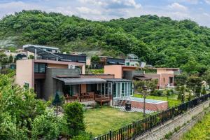 una casa sul fianco di una collina di Yeoncheon Bowbow Aegyeon Pension a Ch'anumul Altre 48 foto