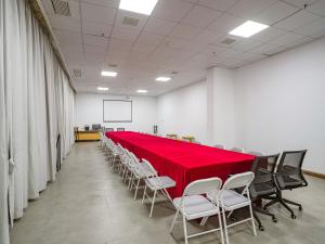 Konferenční prostory v ubytování Zhangjiajie DreamWay Hotel - Free pick up service