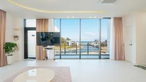 TV a/nebo společenská místnost v ubytování Gangneung Beach Hill Pension