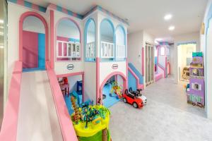 a childs play room with a slide and play equipment at Gapyeong BB Kids Pool Villa in Sŏri-gol