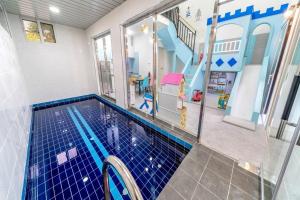 una piscina en una casa con una casa de juguete en Gapyeong BB Kids Pool Villa, en Sŏri-gol