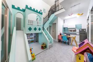 Una sala de juegos con una escalera de juegos en una casa. en Gapyeong BB Kids Pool Villa, en Sŏri-gol