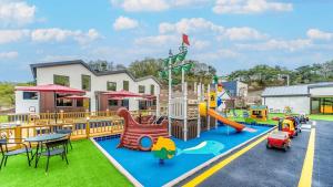 un parque infantil con tobogán y equipo de juegos en Gapyeong BB Kids Pool Villa, en Sŏri-gol 12 fotos más