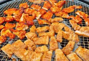 a grill with some fried food on it at Yanggu Byeolha Pension in Yanggu