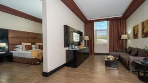Postel nebo postele na pokoji v ubytování Mangrove Hotel