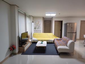a living room with a couch and a yellow bed at Gangneung Nemo’s Dream Pension in Gangneung +27 photos